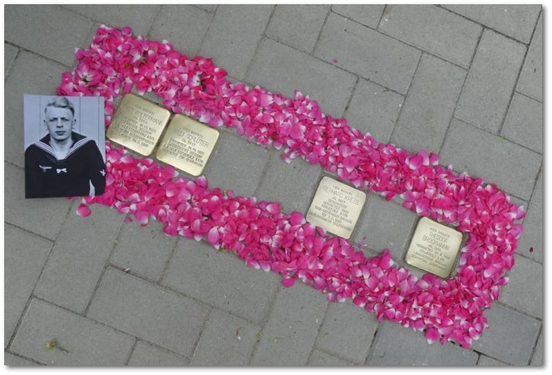 Stolpersteine für schwule Männer: Vier Stolpersteine vor einem Haus in Bochum